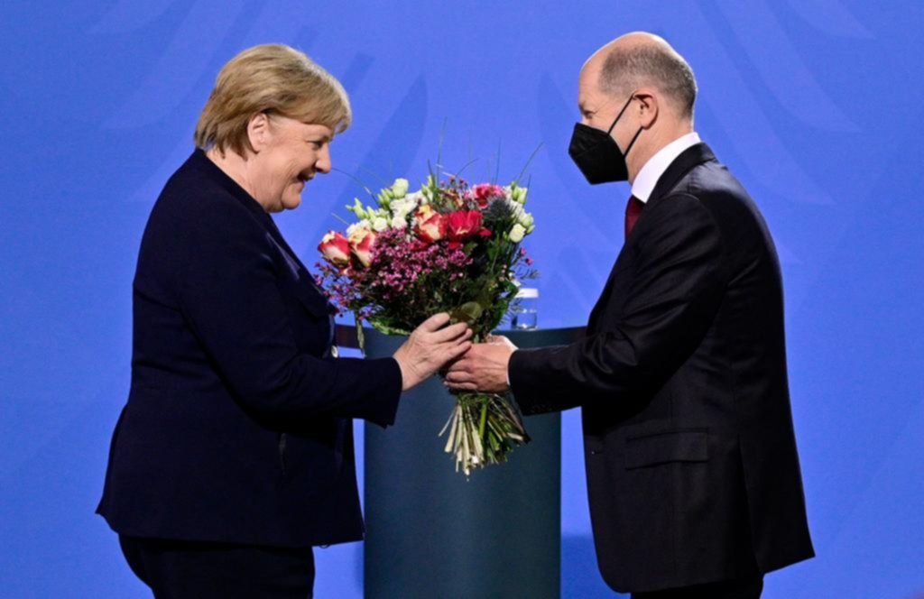 Ovación para Merkel; y la bienvenida a Scholz