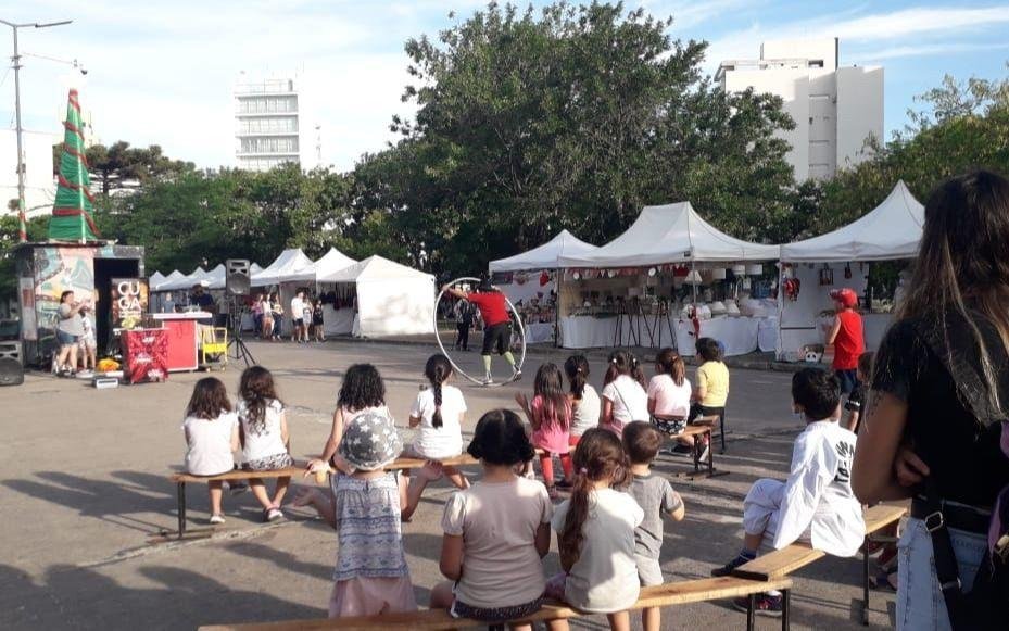 Calles, espacios verdes y centros comerciales ya se visten para la Navidad
