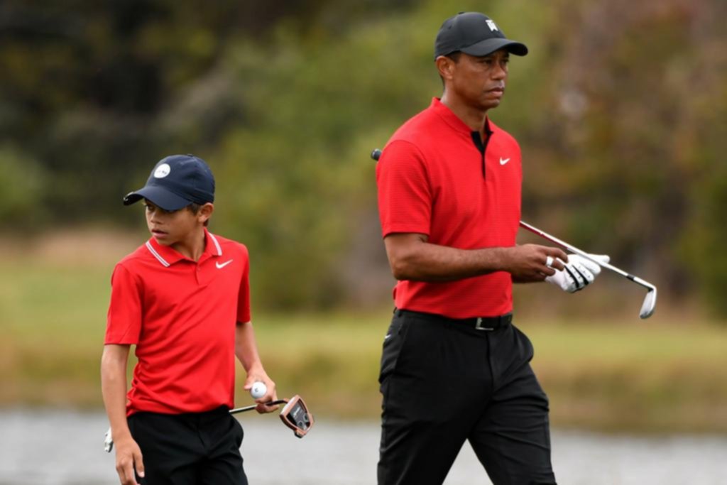 Tiger Woods vuelve a jugar, después del grave accidente, en compañía de su hijo
