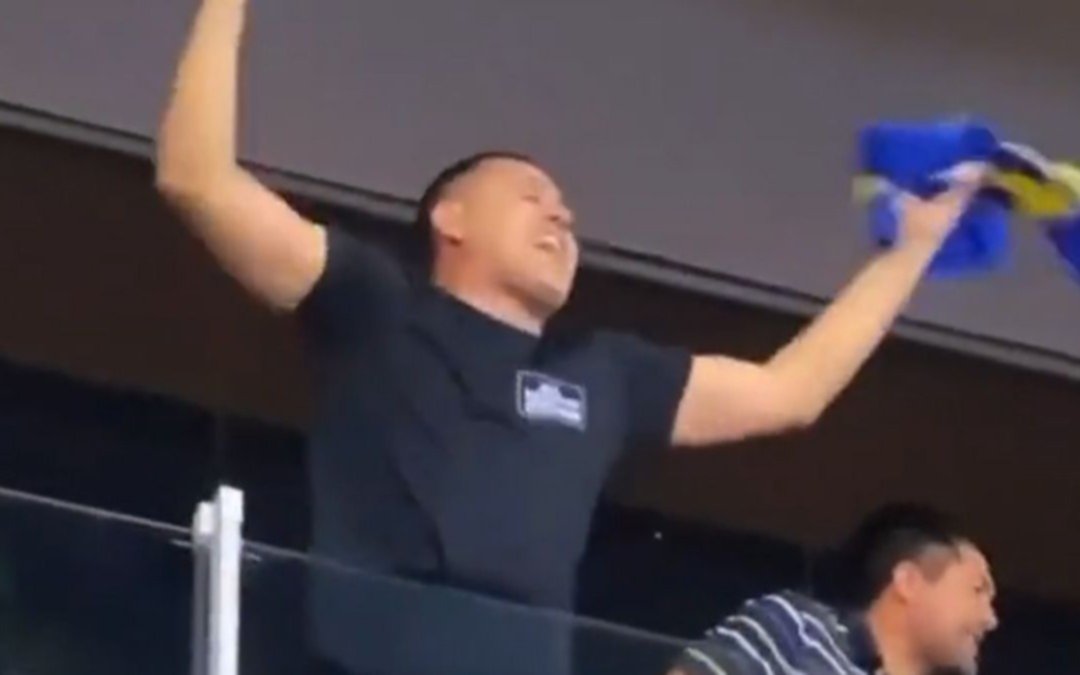 El festejo de Román y la actitud que tuvo cuando le acercaron la Copa