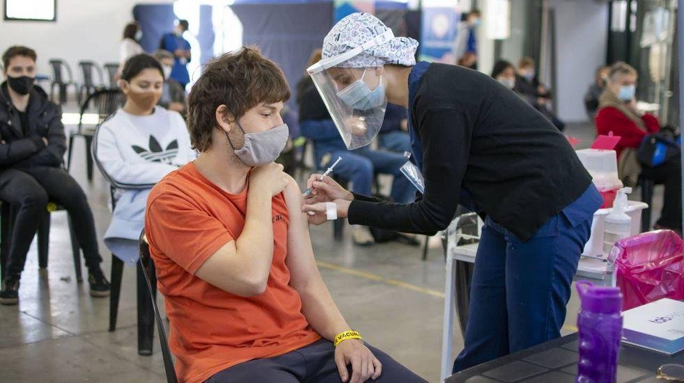 Contagios en alza: con Ómicron al acecho, el país lleva 2 meses con suba de casos