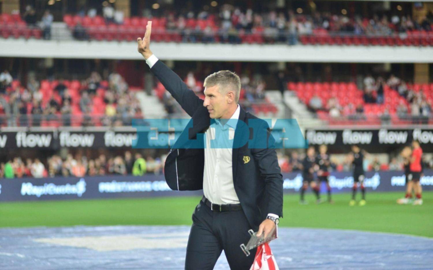 Placa, camiseta, aplausos y ovación para el "Loco": así homenajeó el Pincha a Palermo