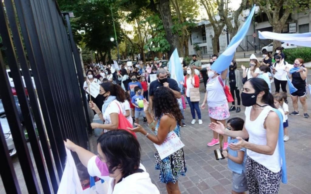 Reclamo de padres por el manejo de la pandemia