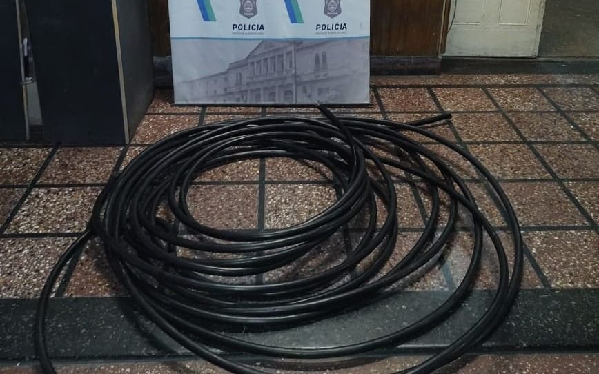 Tolosa: sorprenden in fraganti a un chico cuando intentaba llevarse varios metros de cable