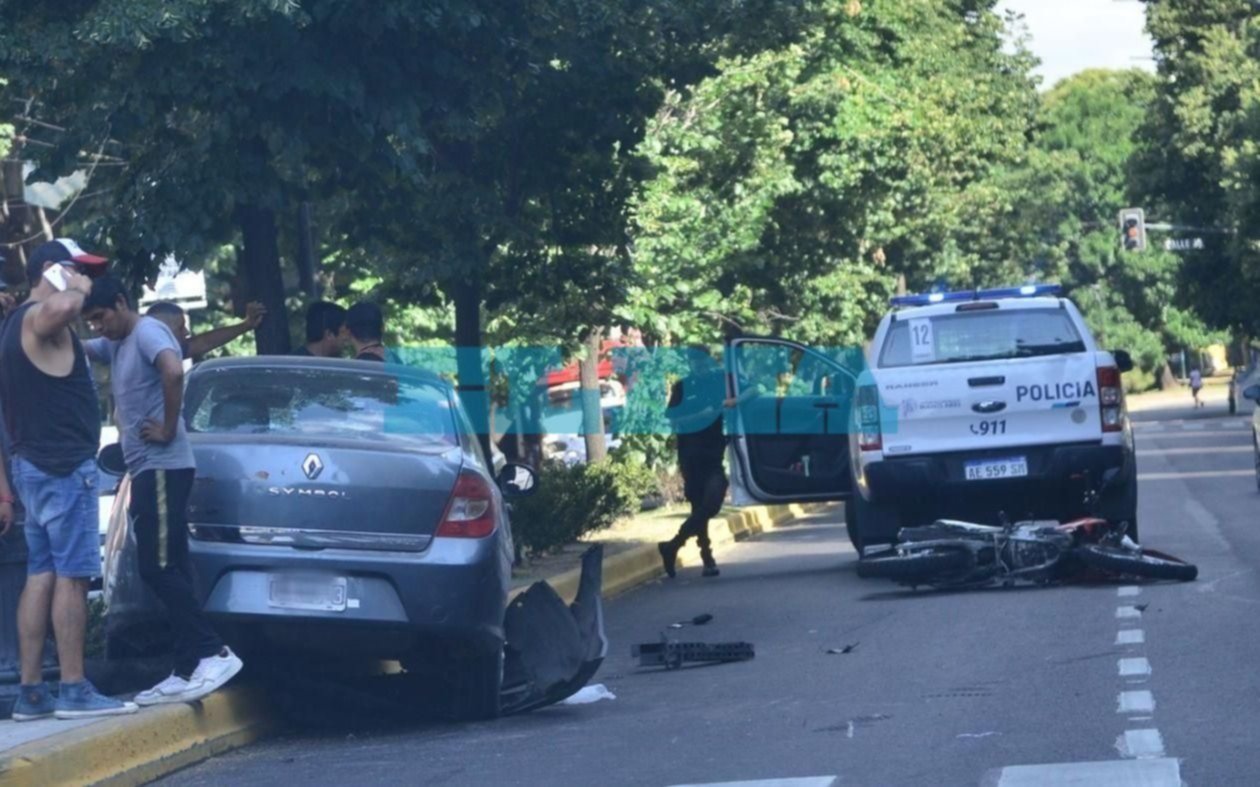 Accidente y un auto terminó sobre el boulevard en avenida 7