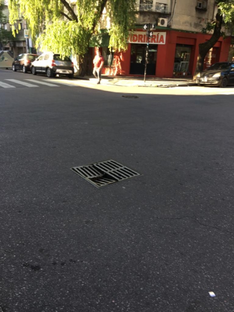 Peligro en una esquina del Centro por una rejilla rota