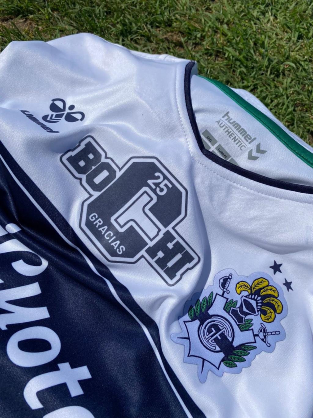 Para homenajear al Bochi Licht, el plantel hizo una camiseta muy especial