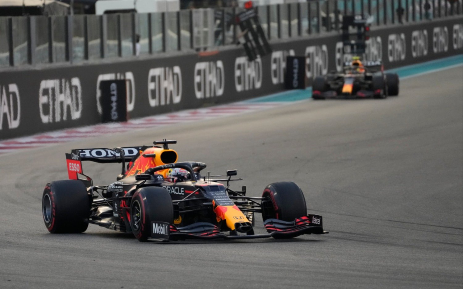 VIDEO. Verstappen hizo historia en la Fórmula 1: superó a Hamilton en la última vuelta y es el nuevo campeón