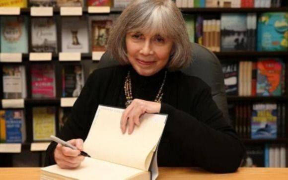 Murió Anne Rice, la célebre escritora de "Entrevista con el vampiro", un clásico del cine