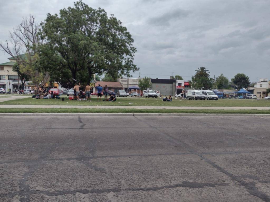 Autos, carpas y asado en la rambla de 32 de 14 a 19