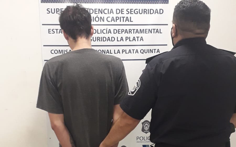 Tenía pedido de captura y lo encontraron en su auto durmiendo desnudo 