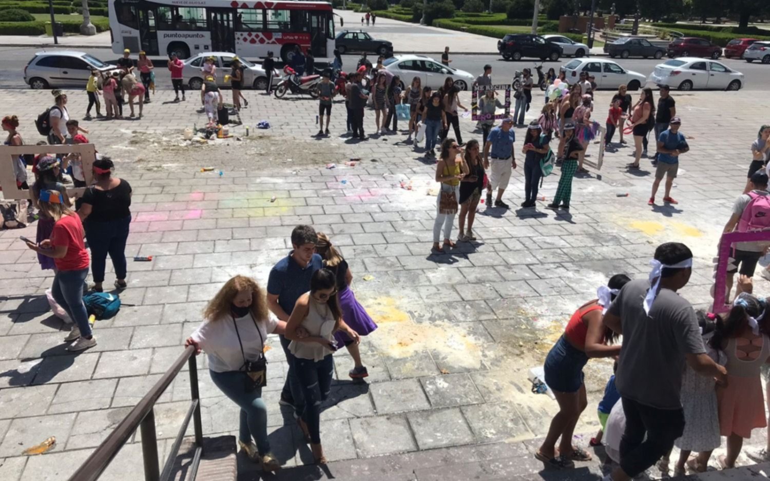 Los festejos de egresados en la Catedral cada vez la dejan más sucia: furia de los vecinos