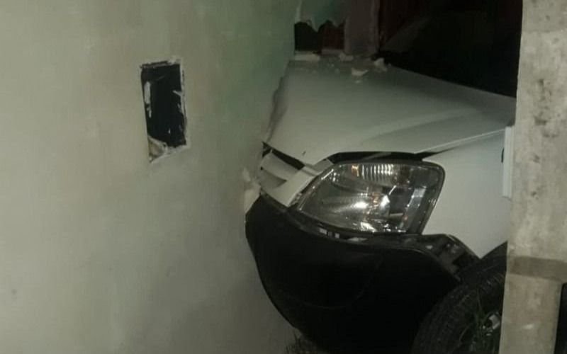 Casi tragedia en Berisso: una mujer se incrustó con el auto en un departamento y salió ilesa