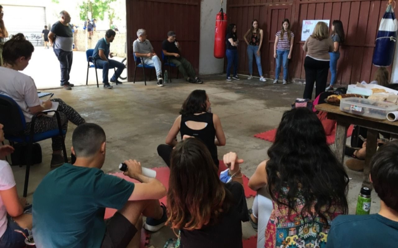 Futuros ingenieros hidráulicos acompañan a los vecinos de El Retiro