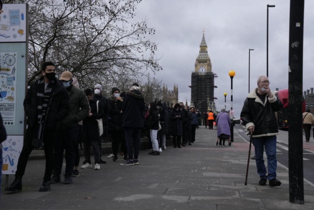 Desesperación británica por la variante Ómicron, con la primera muerte