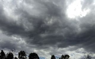 El martes arranca con nubes y 25º de máxima, y a la tarde esperan tormentas en La Plata