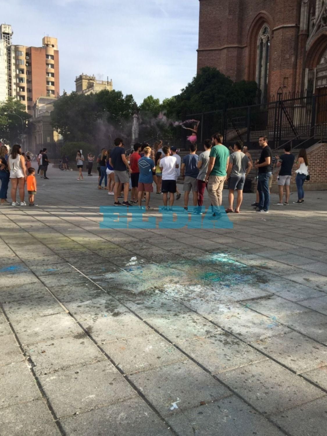 Reclaman por enchastres en la explanada de la Catedral: le apuntan a festejos de recibidas
