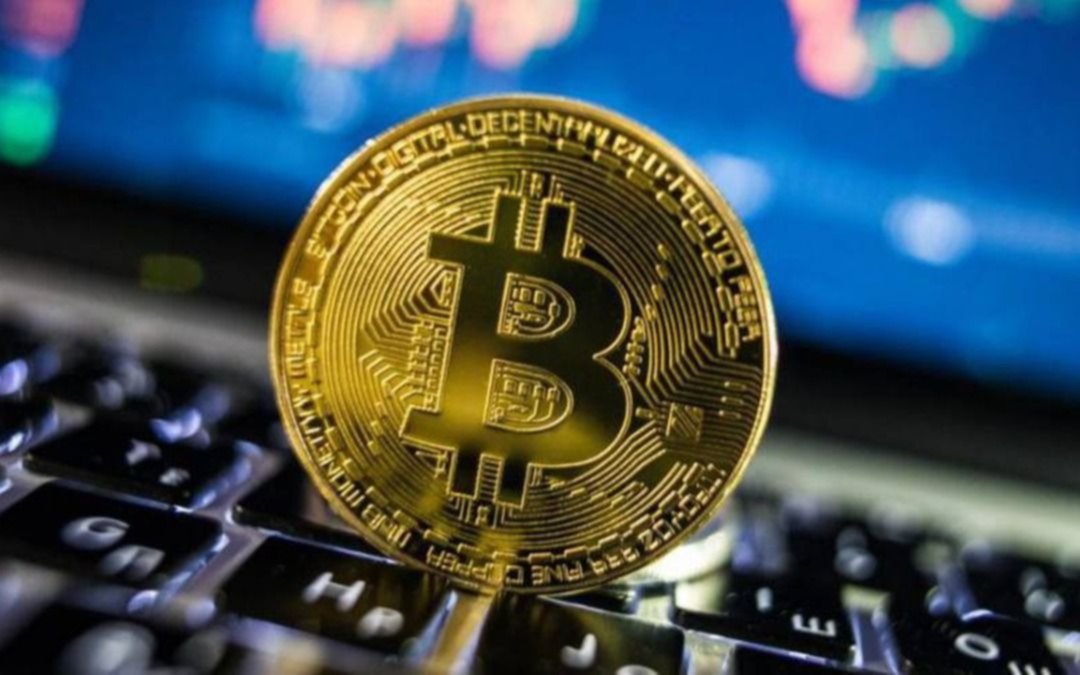 El Bitcoin sigue en caída mientras EE.UU avanza en regular las criptomonedas