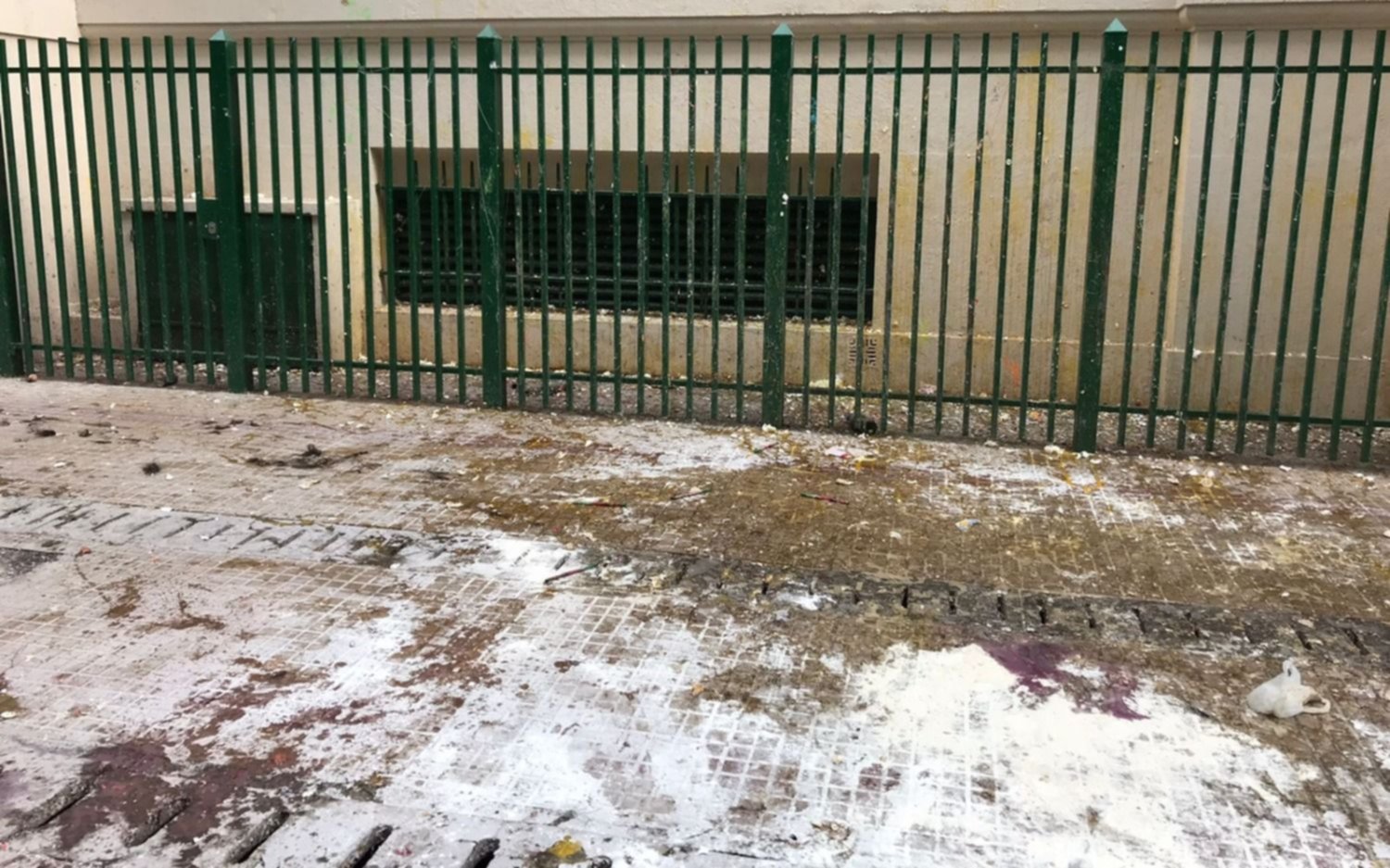 Por los festejos de los egresados: la Facultad de Derecho parece un basural