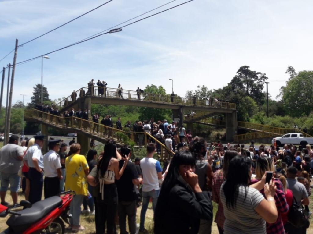 Cierre de ciclo en la Escuela Juan Vucetich y reclamo de familiares