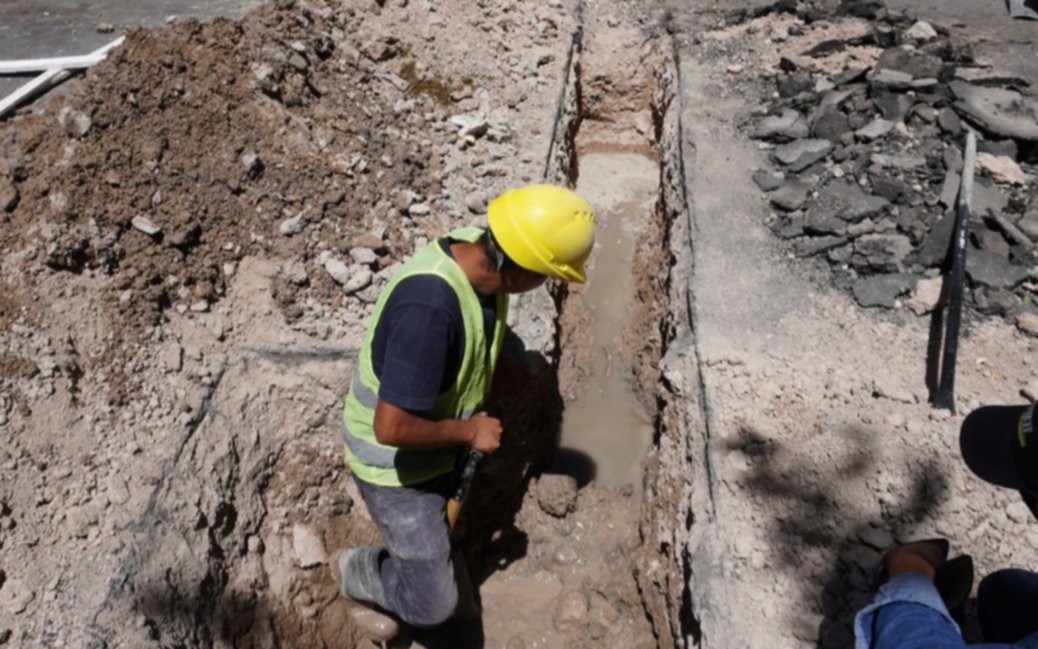 Anuncian posibles cortes de agua por obras en sector de La Plata 