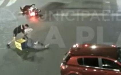 Suspenden la licencia al conductor que agarró a piñas a un motociclista tras chocar en 3 y 44