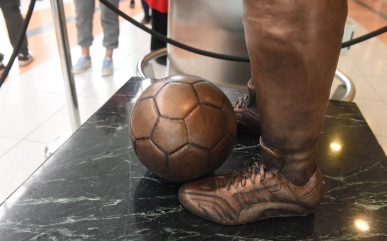 Inauguraron Una Estatua De Diego Maradona En El Aeropuerto De Ezeiza