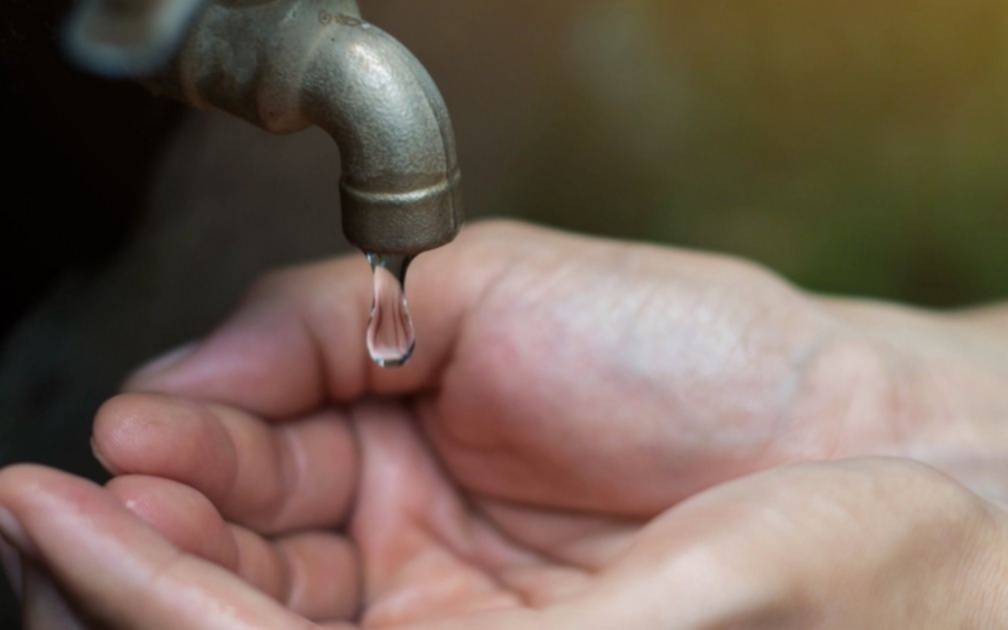 Los Hornos sin agua: vecinos apilan reclamos, ignorados por la empresa