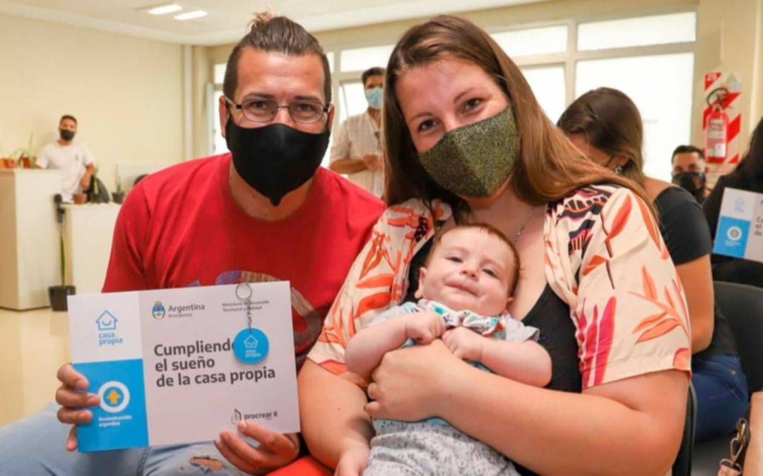 Se entregaron créditos y lotes con servicio en La Plata