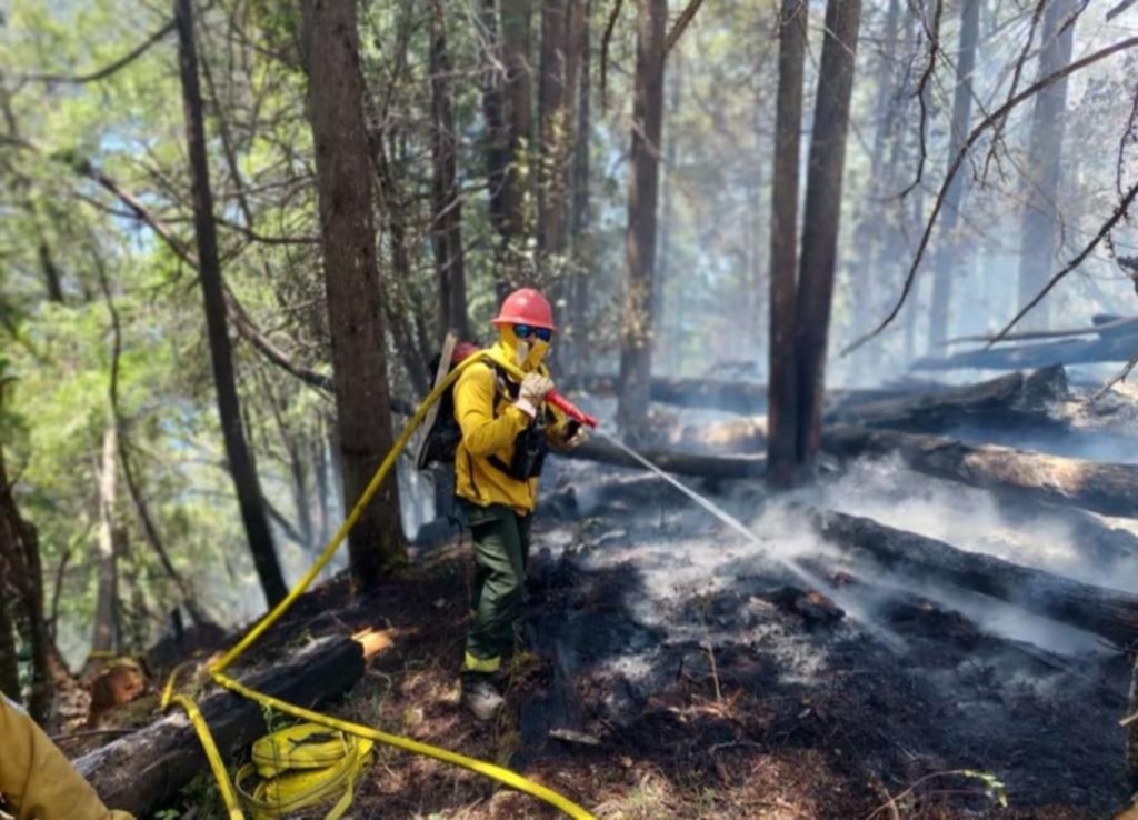 Continúa la lucha contra el fuego en Bariloche