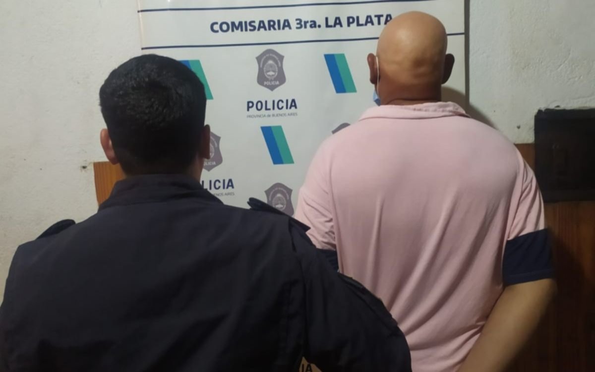 Encerró a su mujer y a su hijita, y se fue: un vecino escuchó gritos de auxilio y  llamó al 911