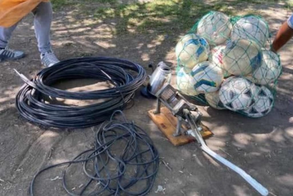En redes, vendían pelotas y camisetas robadas