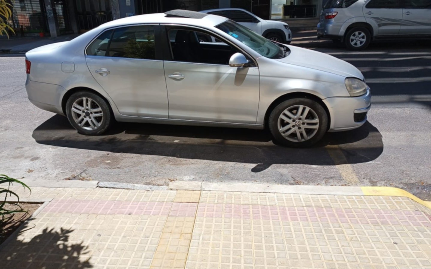 ¿De quién es ese VW Vento? El misterio del auto en pleno centro platense