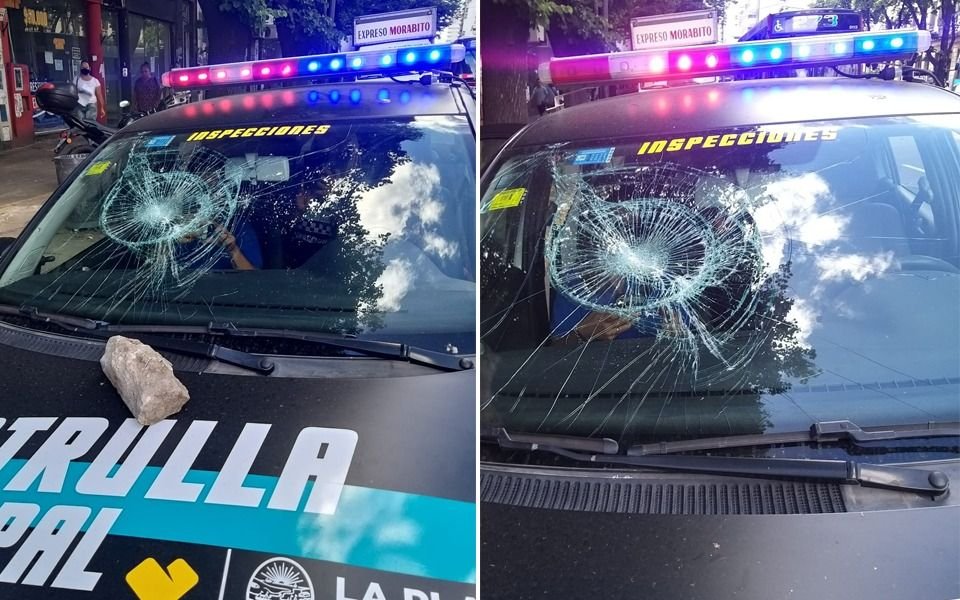 Incidentes durante operativo contra manteros: agredieron a un inspector y piedrazos a un móvil