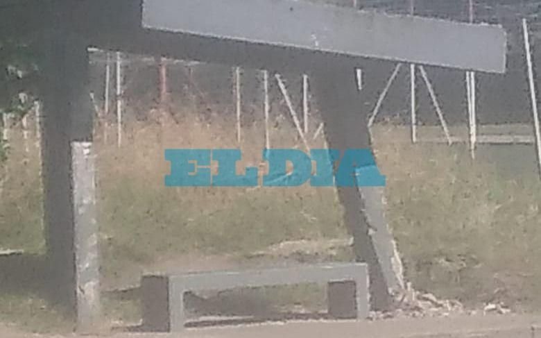 Preocupación por el estado de una parada de micros en Romero
