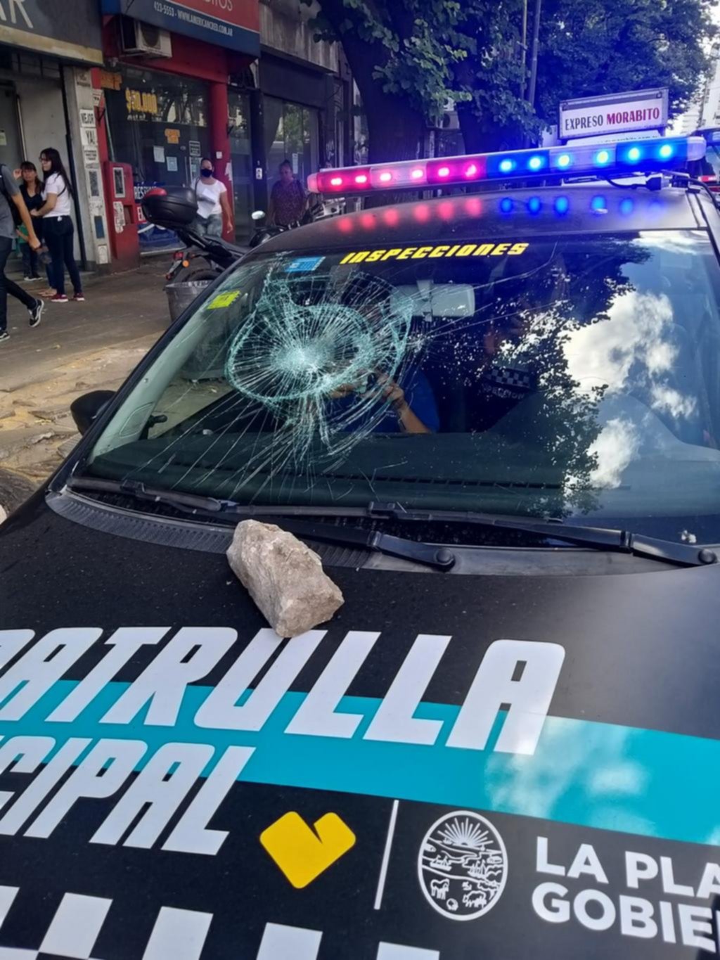 Denuncian agresión en un operativo contra manteros