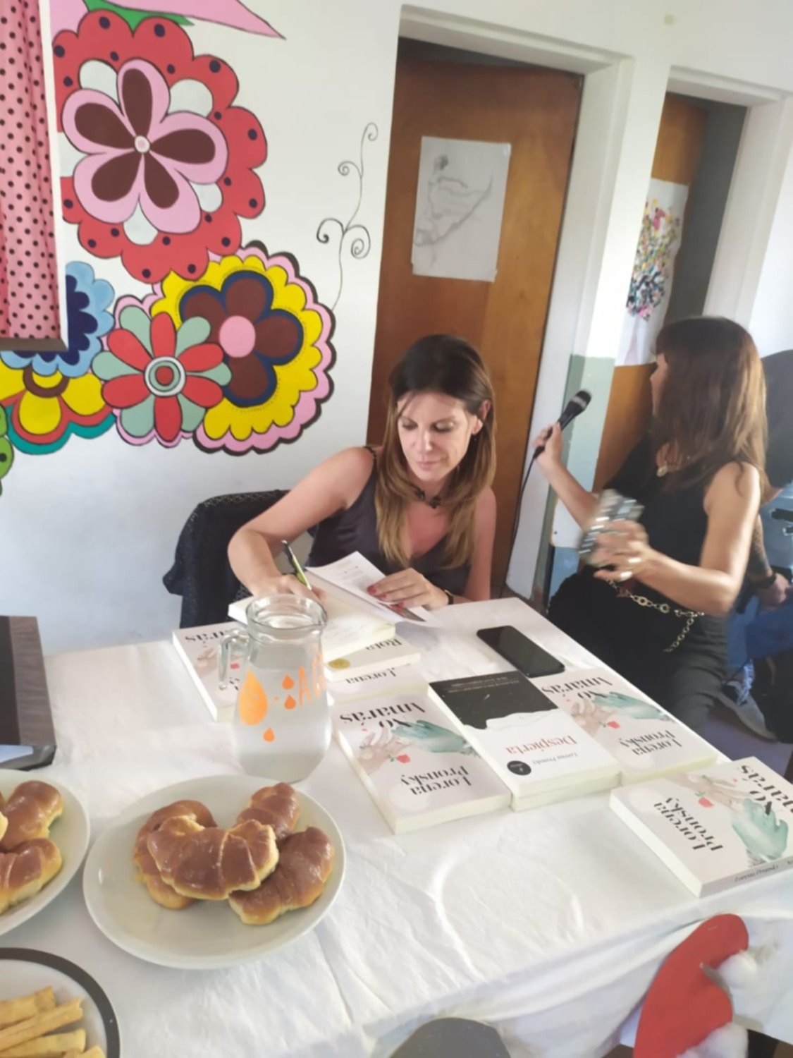 Una psicóloga escritora y un relator de fútbol en un recital literario con mujeres privadas de libertad en La Plata