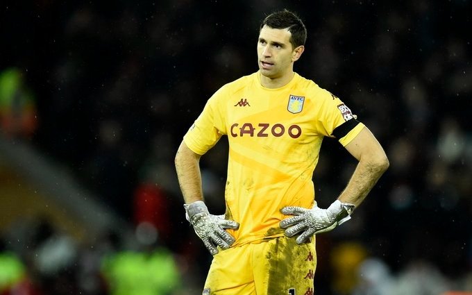 "Dibu" Martínez se quedó sin jugar por nuevos casos de coronavirus en la Premier