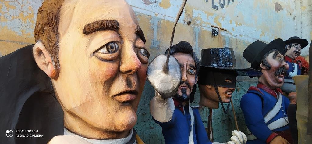 Muñecos que resisten: se unen grupos para bajar costos