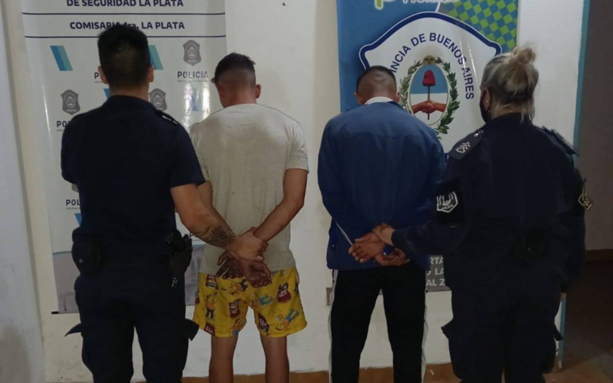 Pintaban la piedra fundacional en Plaza Moreno y los sorprendió la policía: tenían bidones, brocha y pincel