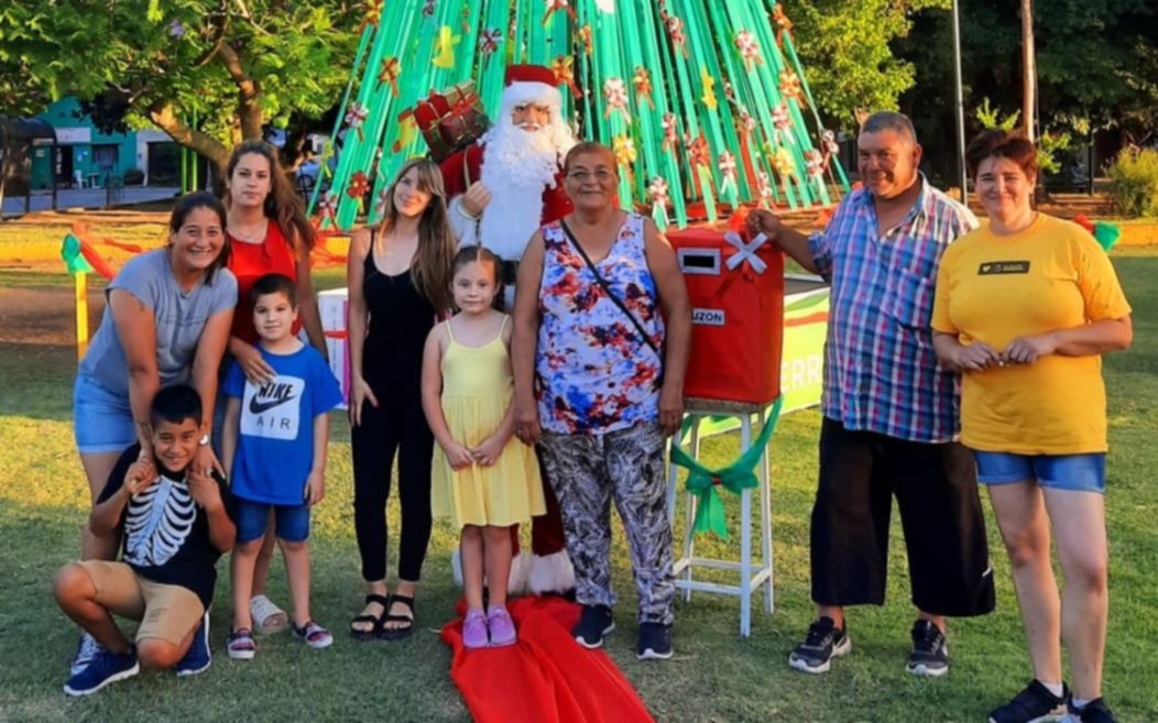 Se inauguró un árbol navideño de más de seis metros en Angel Etcheverry