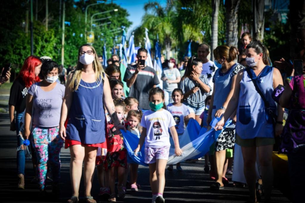 Un colorido y emotivo desfile por los 150 años de la localidad de Tolosa