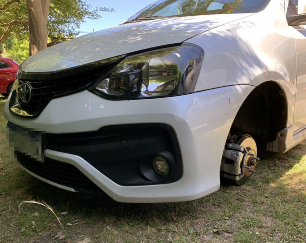 Fue a almorzar con la familia y le sustrajeron dos ruedas del auto