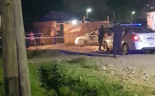 Hallan dos personas muertas en un auto