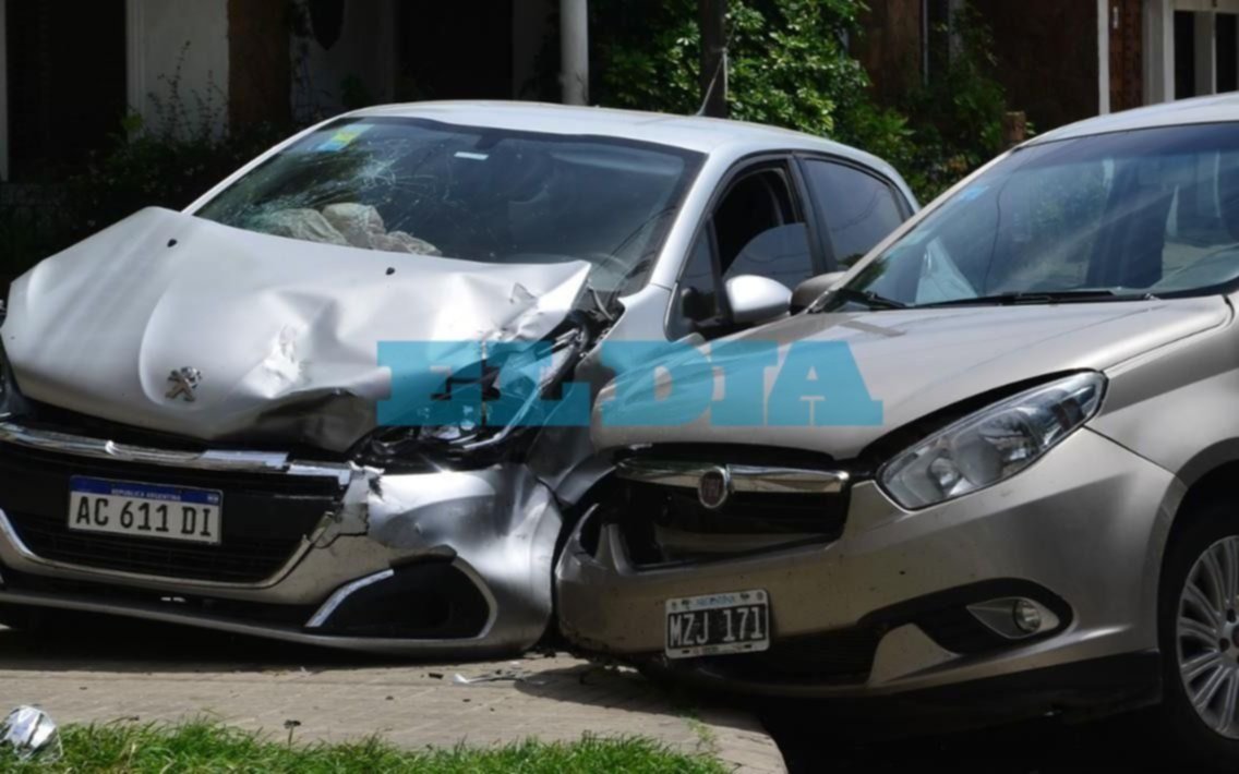 Fuerte choque entre dos autos causó revuelo en la esquina de 33 y 21