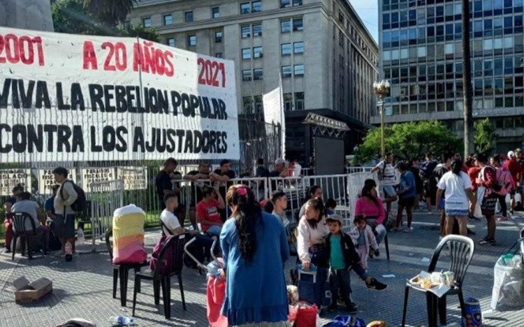 Acto por los 20 años de la crisis del 2001: cortan la 9 de Julio, caos en el tránsito