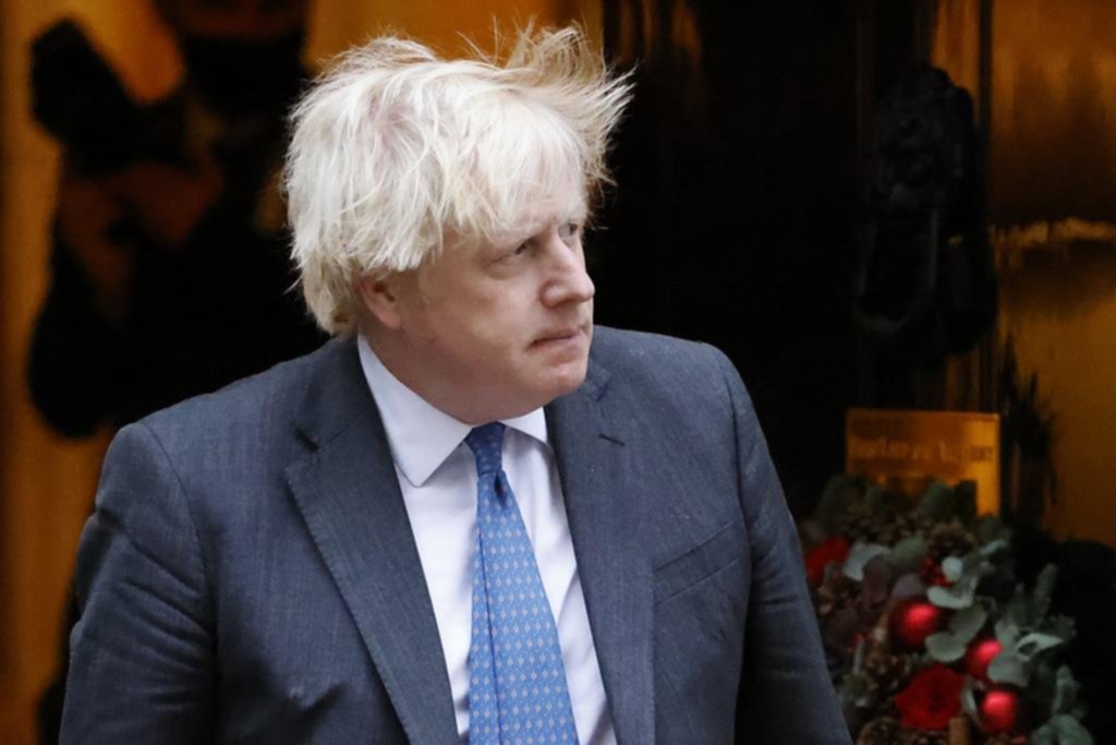 Otra foto en pandemia complica a Boris Johnson