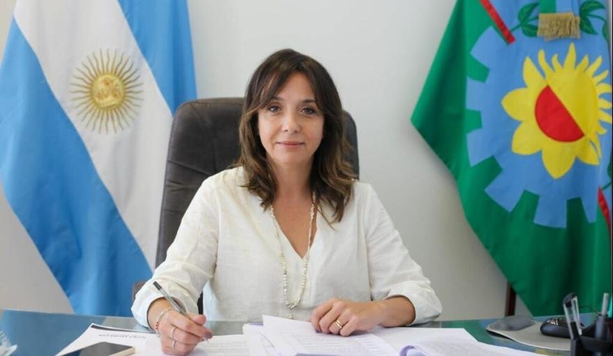 Sigue polémica por diputada de Juntos que se pasó al FdT