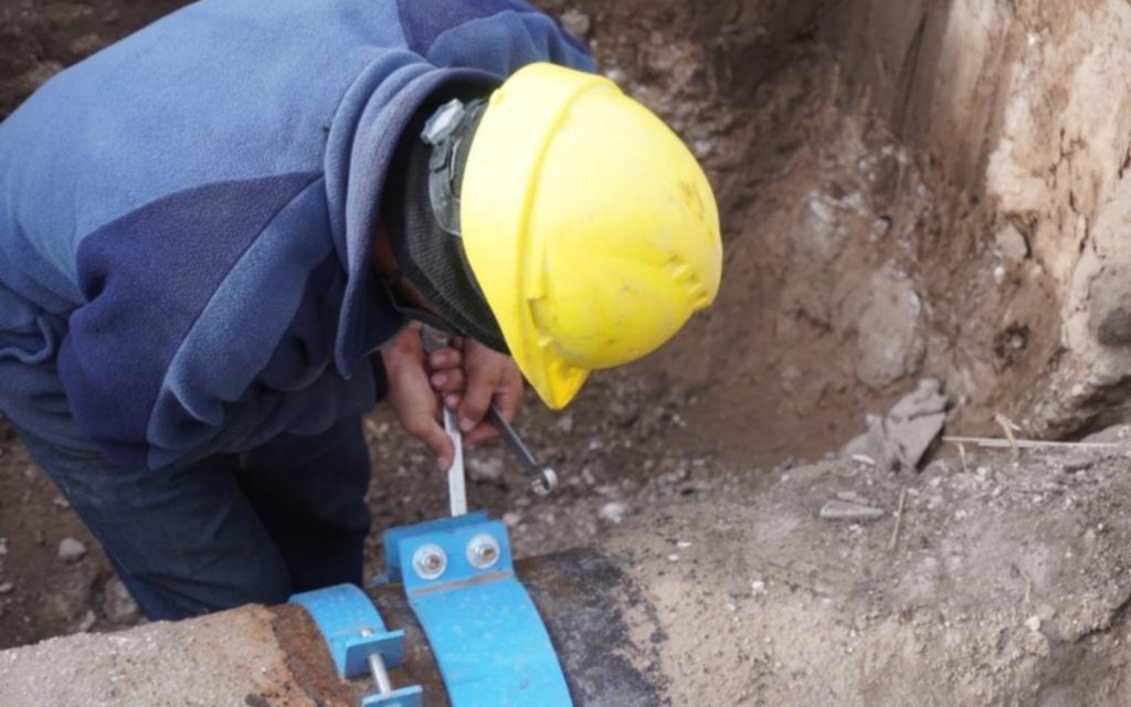 Reparan instalaciones de agua en Los Hornos  y acusan actos vandálicos