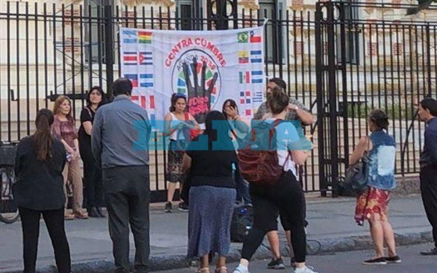 "Antivacunas" protestaron en Gobernación contra el pase sanitario